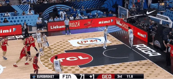 开云下载-吹响反攻号角!马穆生抢马尔卡宁后上篮命中,分差缩小至9分