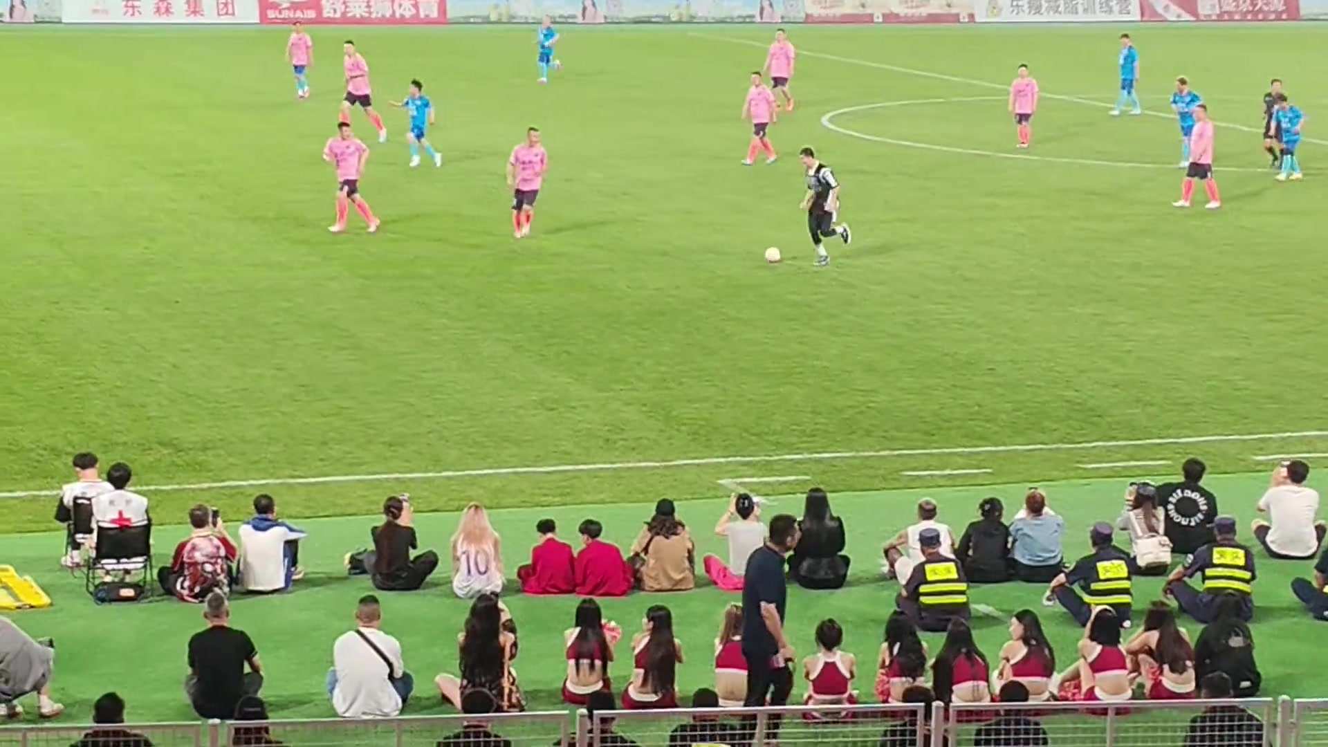 开云-🤣裁判英明!郭艾伦手持⚽️进攻被“恶犯” 赵四果断判点球